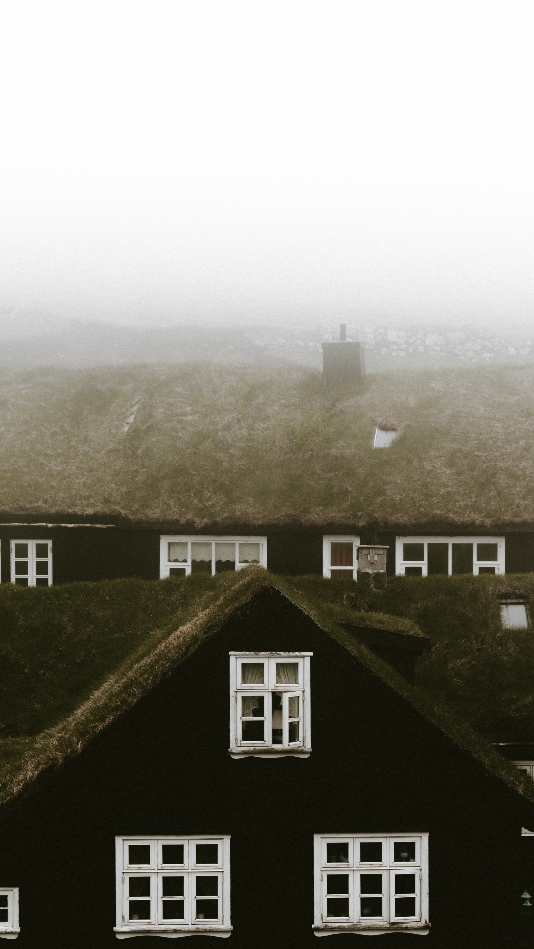 Braunes Und Weißes Haus in Der Nähe Von Grünen Bäumen Und Bergen Tagsüber. Wallpaper in 1080x1920 Resolution