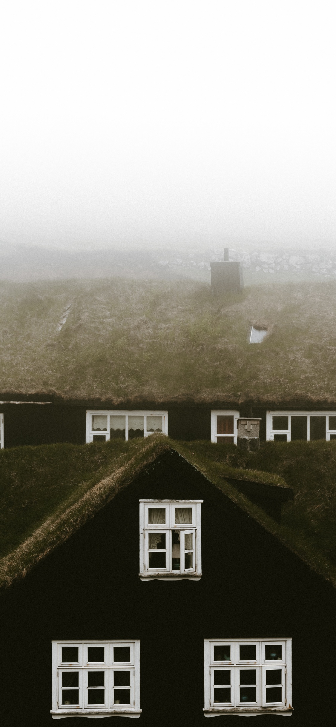 Braunes Und Weißes Haus in Der Nähe Von Grünen Bäumen Und Bergen Tagsüber. Wallpaper in 1125x2436 Resolution