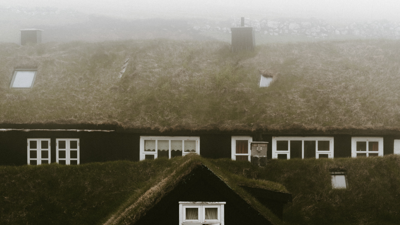 Maison Brune et Blanche Près Des Arbres Verts et de la Montagne Pendant la Journée. Wallpaper in 1280x720 Resolution