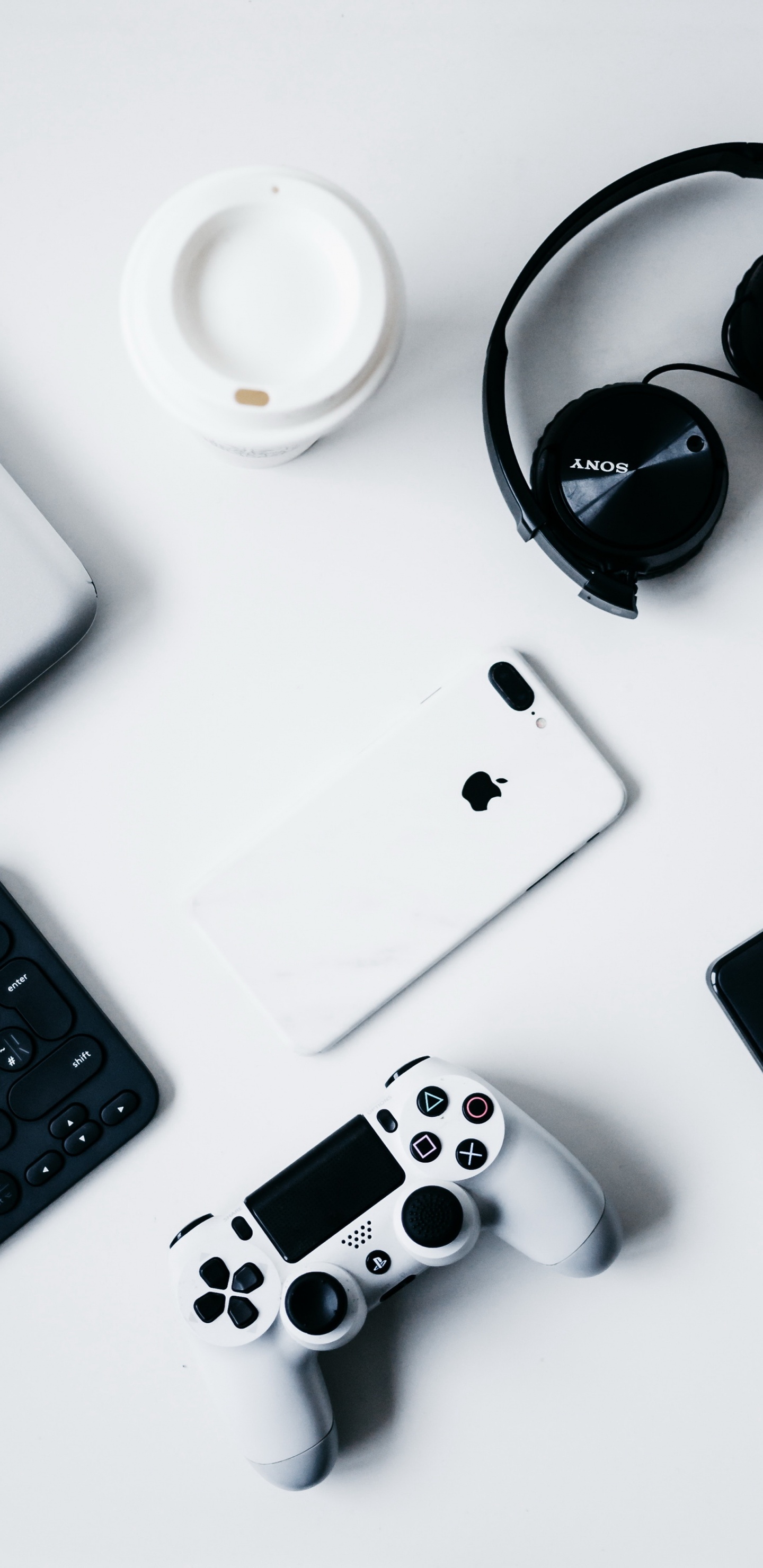 Contrôleur de Jeu, White, Noir, Périphérique D'entrée, Gadget. Wallpaper in 1440x2960 Resolution