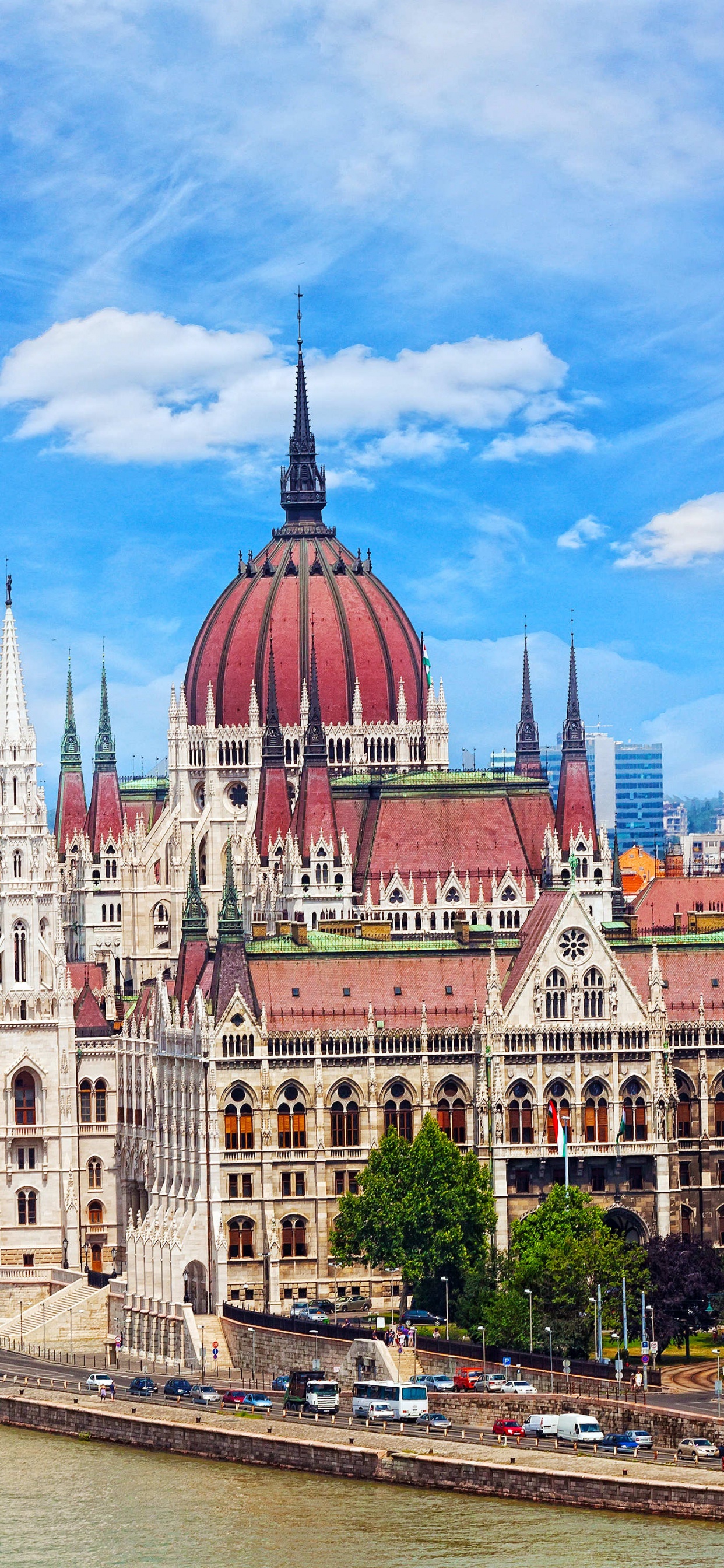 Weißes Und Braunes Betongebäude in Der Nähe Eines Gewässers Tagsüber. Wallpaper in 1242x2688 Resolution