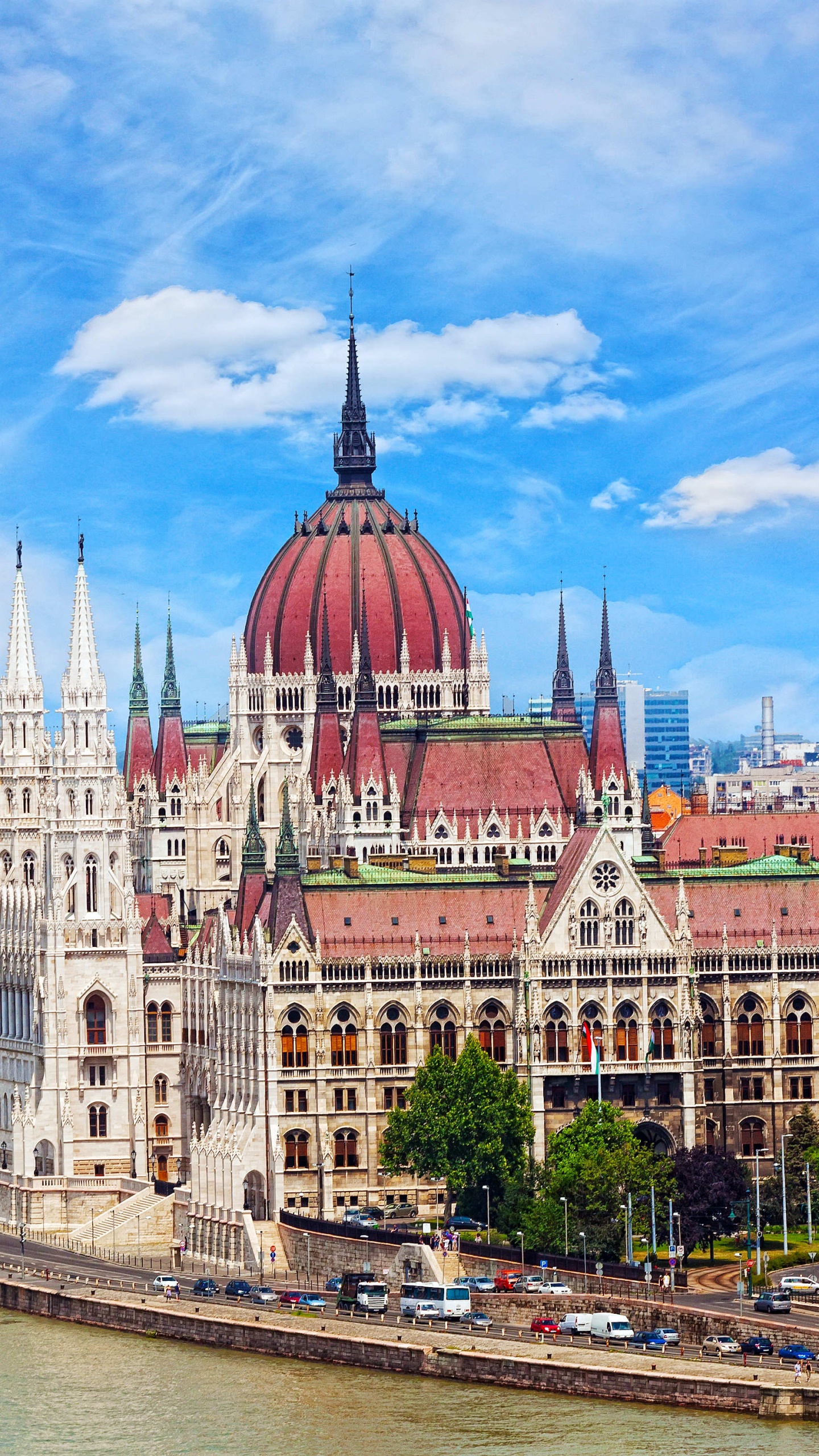 Weißes Und Braunes Betongebäude in Der Nähe Eines Gewässers Tagsüber. Wallpaper in 1440x2560 Resolution