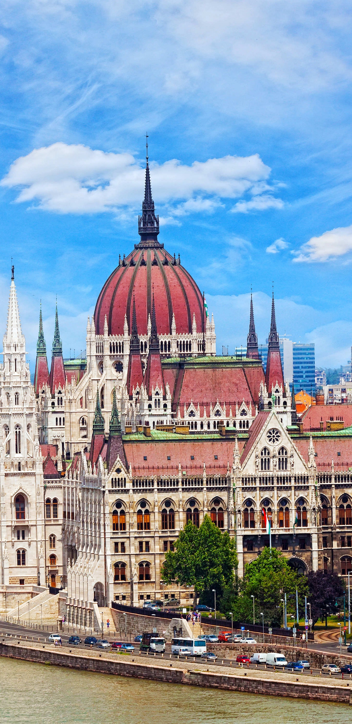 Weißes Und Braunes Betongebäude in Der Nähe Eines Gewässers Tagsüber. Wallpaper in 1440x2960 Resolution