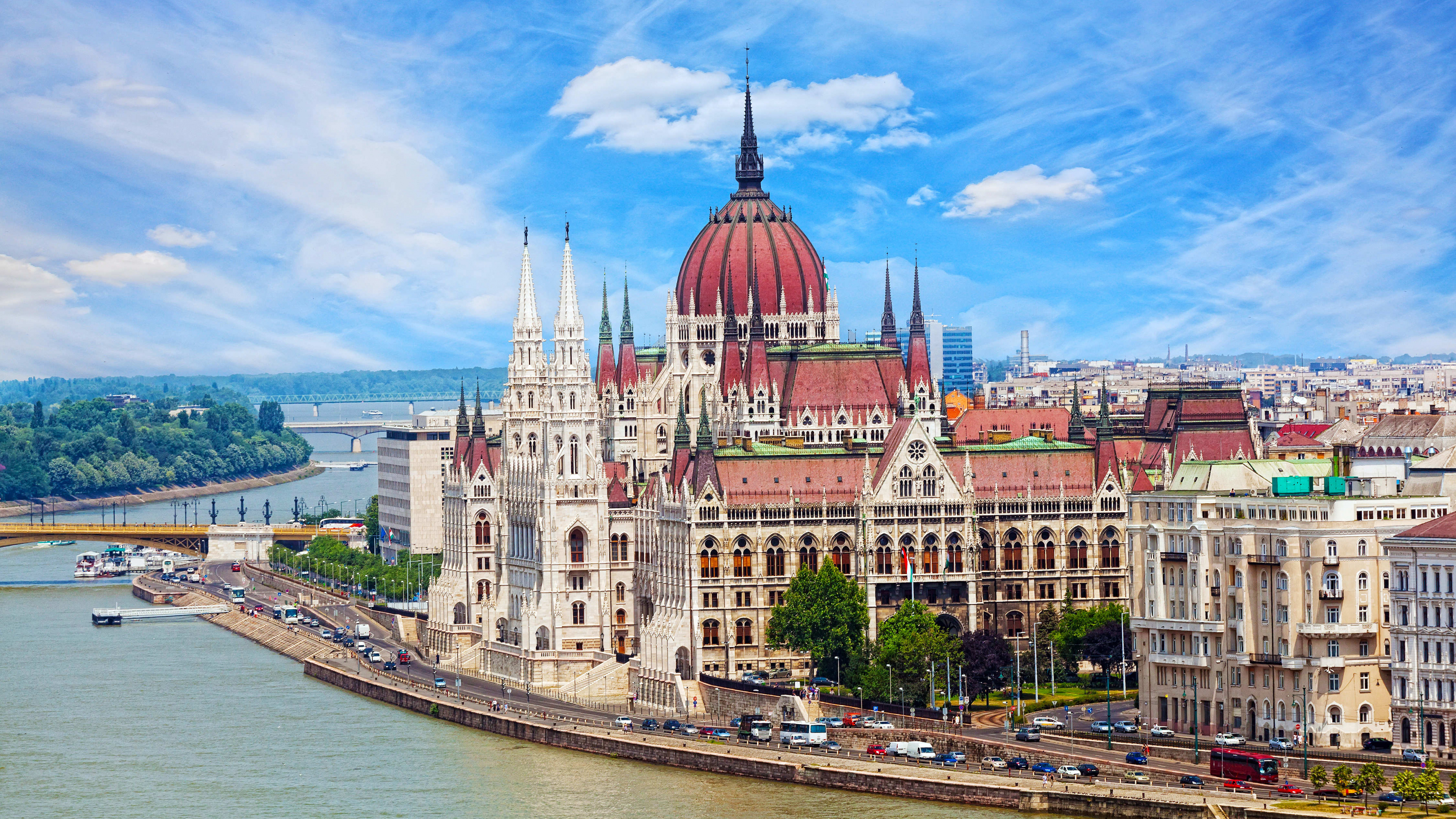 Weißes Und Braunes Betongebäude in Der Nähe Eines Gewässers Tagsüber. Wallpaper in 3840x2160 Resolution