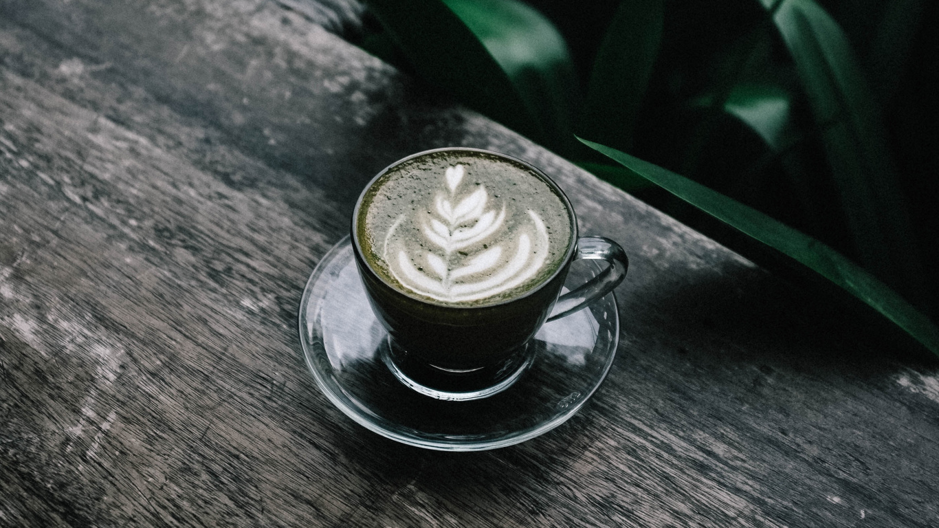 Tasse en Verre Clair Sur Une Table en Bois Marron. Wallpaper in 1366x768 Resolution