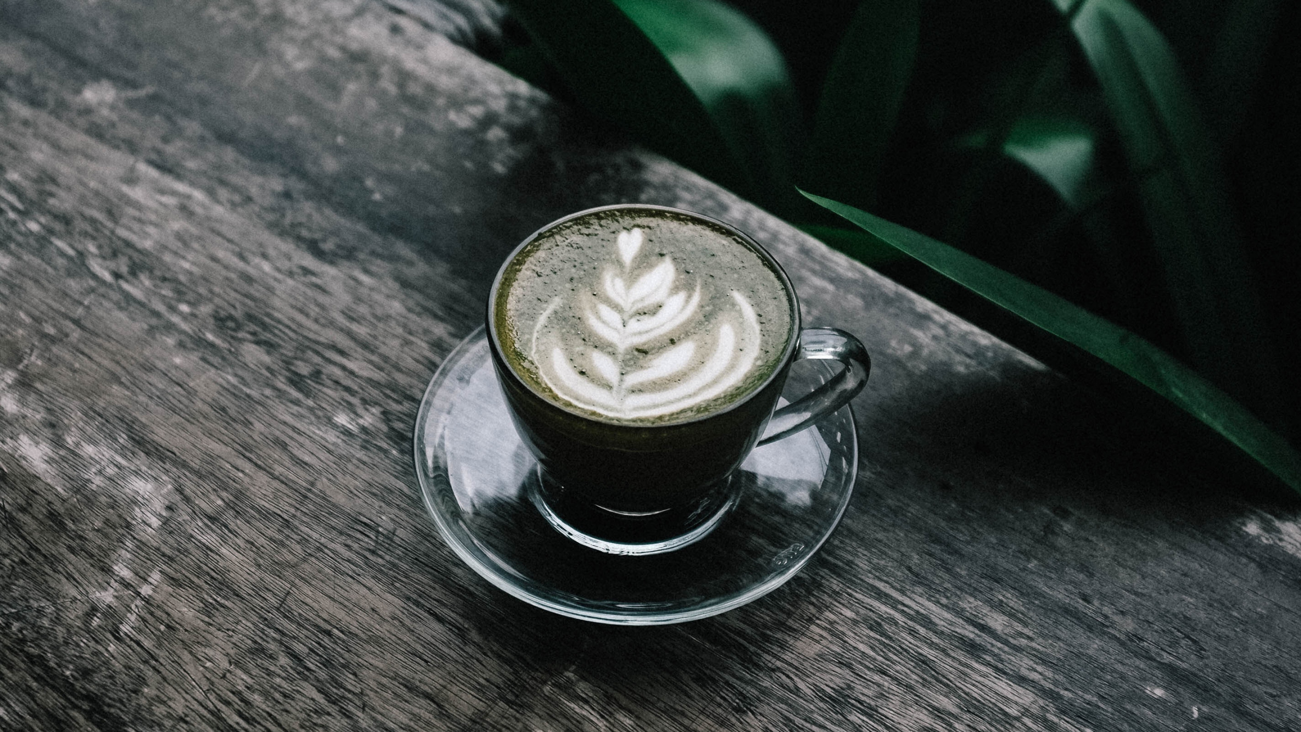 Tasse en Verre Clair Sur Une Table en Bois Marron. Wallpaper in 2560x1440 Resolution