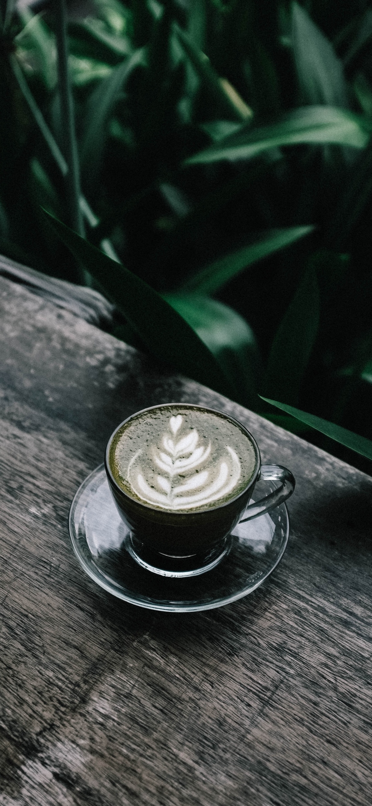 Klarglastasse Auf Braunem Holztisch. Wallpaper in 1242x2688 Resolution