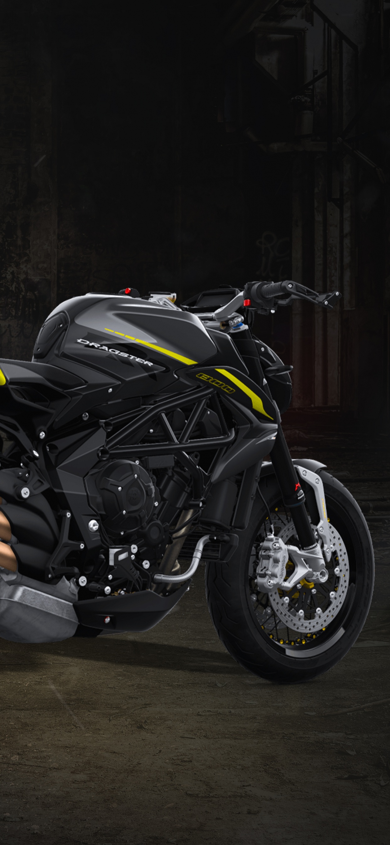 Schwarzes Und Rotes Sportfahrrad Neben Brauner Holzwand Geparkt. Wallpaper in 1242x2688 Resolution