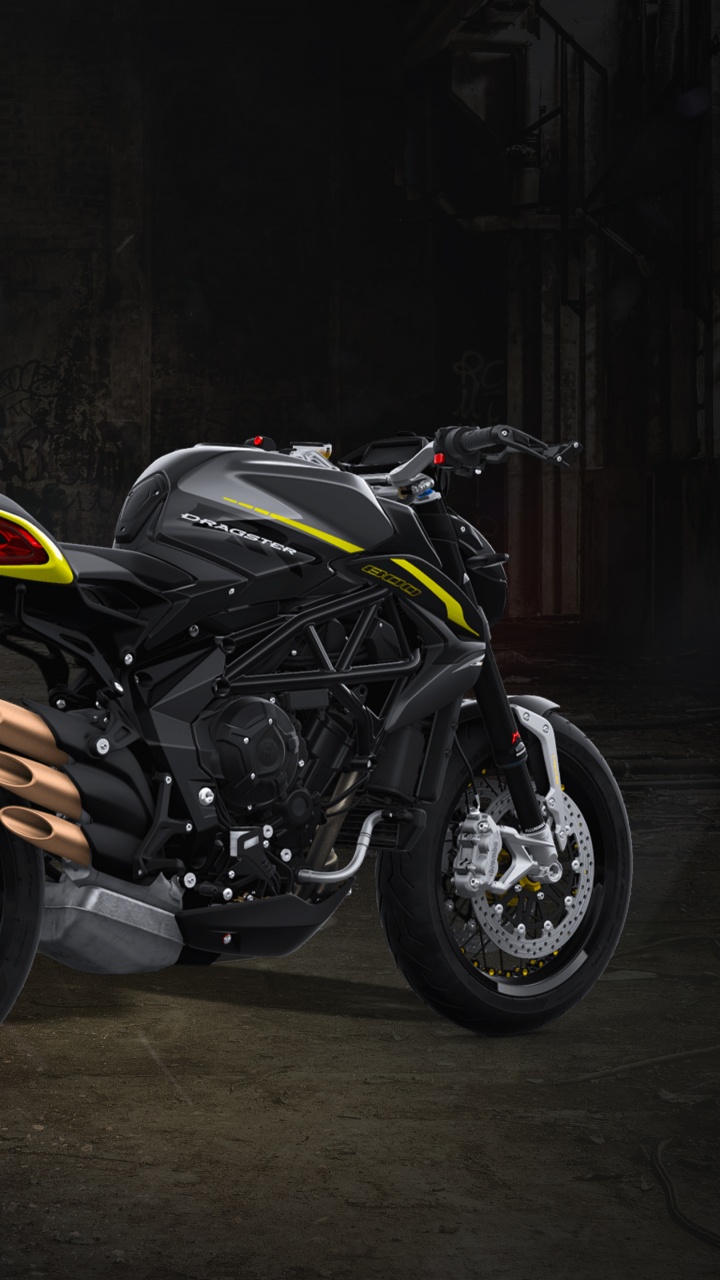 Schwarzes Und Rotes Sportfahrrad Neben Brauner Holzwand Geparkt. Wallpaper in 720x1280 Resolution