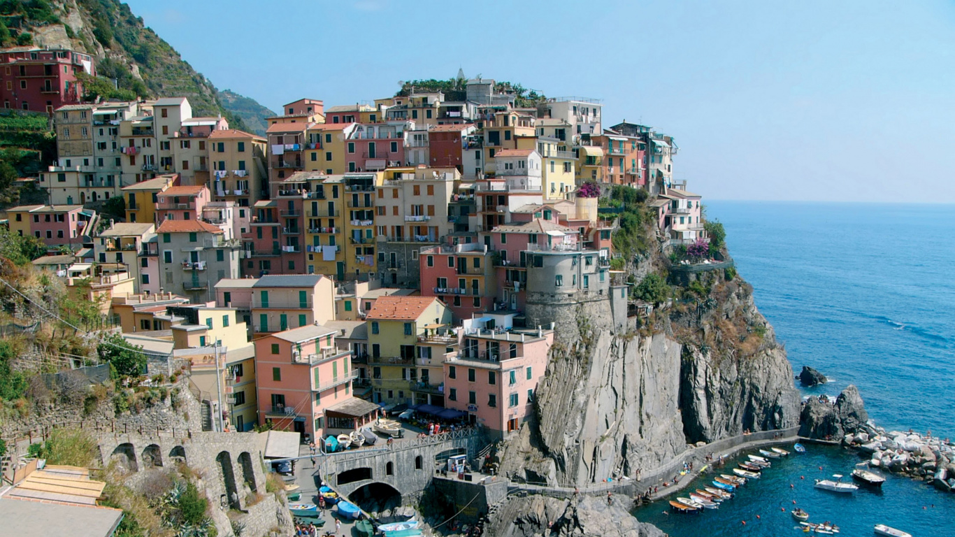 Braune Und Weiße Betonhäuser in Der Nähe Von Gewässern Tagsüber. Wallpaper in 1366x768 Resolution