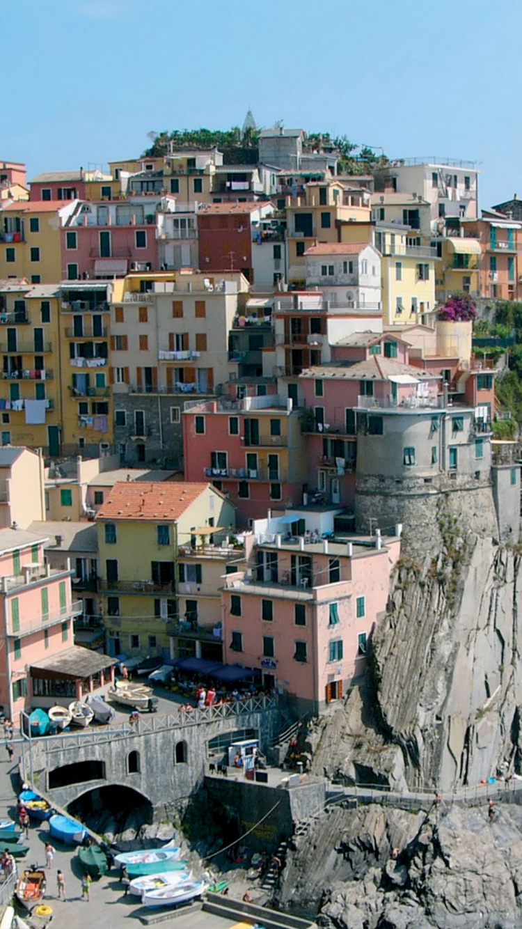 Maisons en Béton Marron et Blanc Près D'un Plan D'eau Pendant la Journée. Wallpaper in 750x1334 Resolution