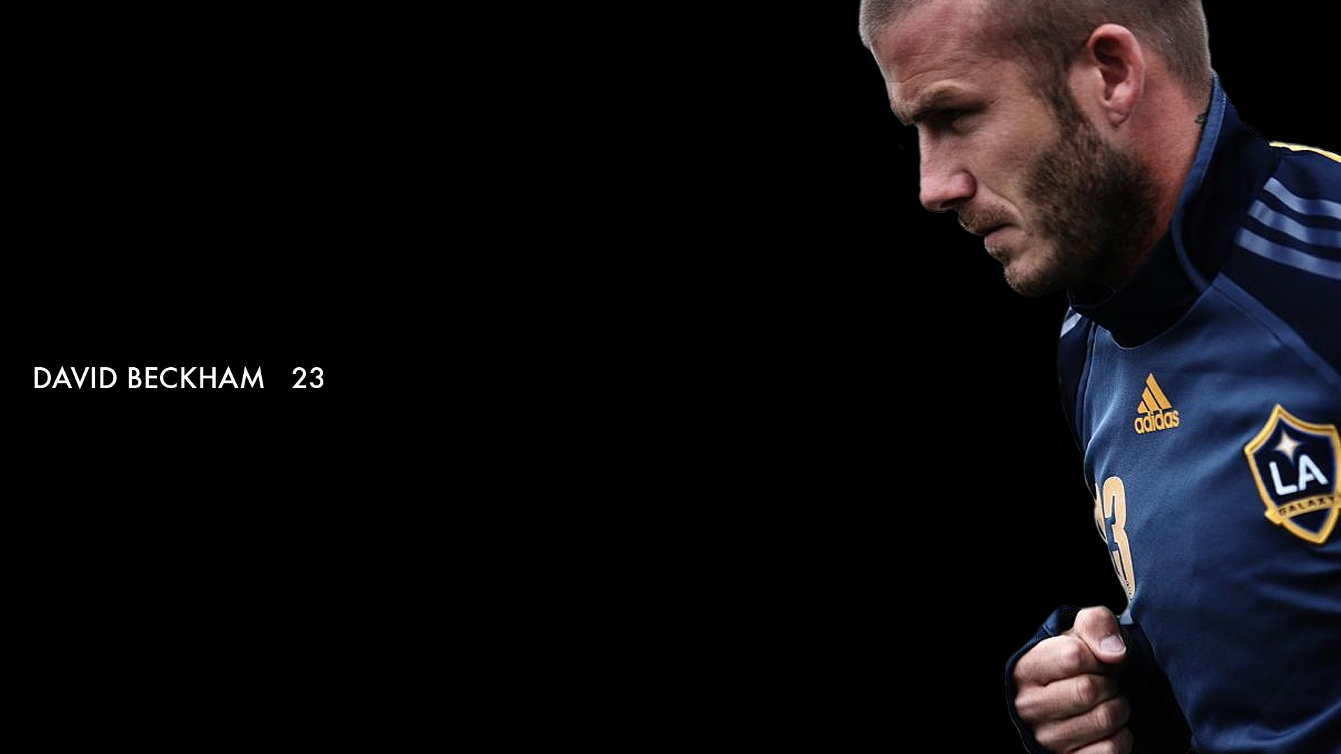 Hombre de Camisa Azul Con Smartphone. Wallpaper in 1920x1080 Resolution