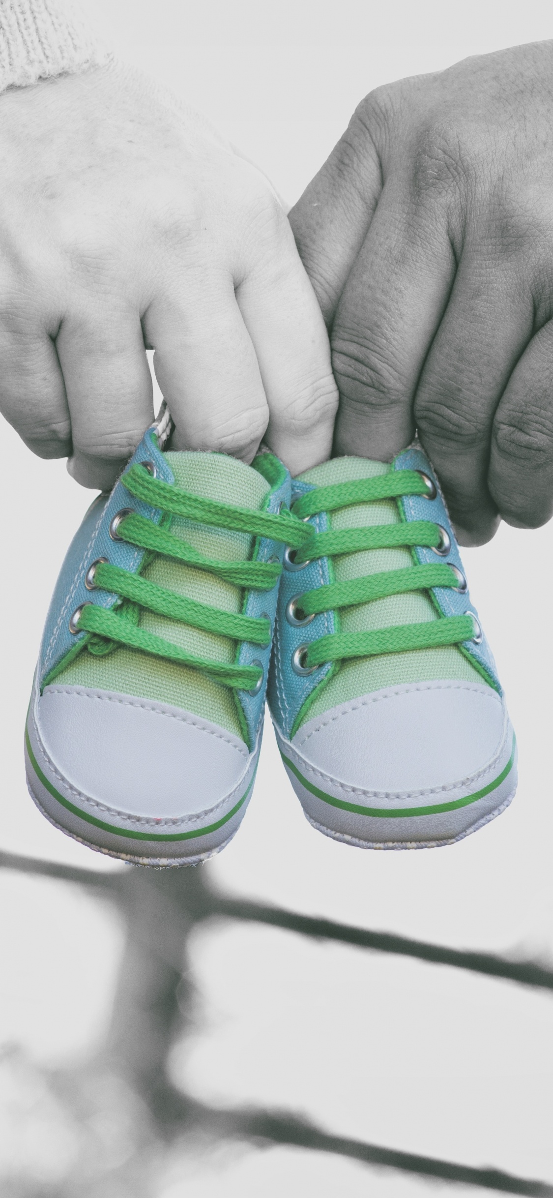 Embarazo, Verde, Mano, Calzado, Zapato. Wallpaper in 1125x2436 Resolution