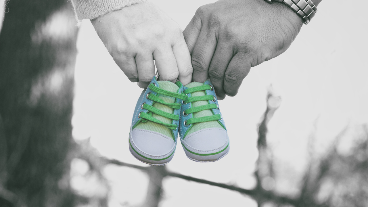 Embarazo, Verde, Mano, Calzado, Zapato. Wallpaper in 1280x720 Resolution