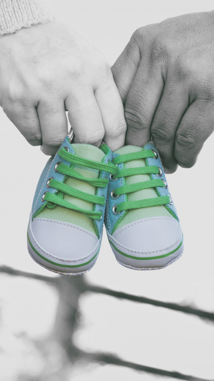Embarazo, Verde, Mano, Calzado, Zapato. Wallpaper in 750x1334 Resolution