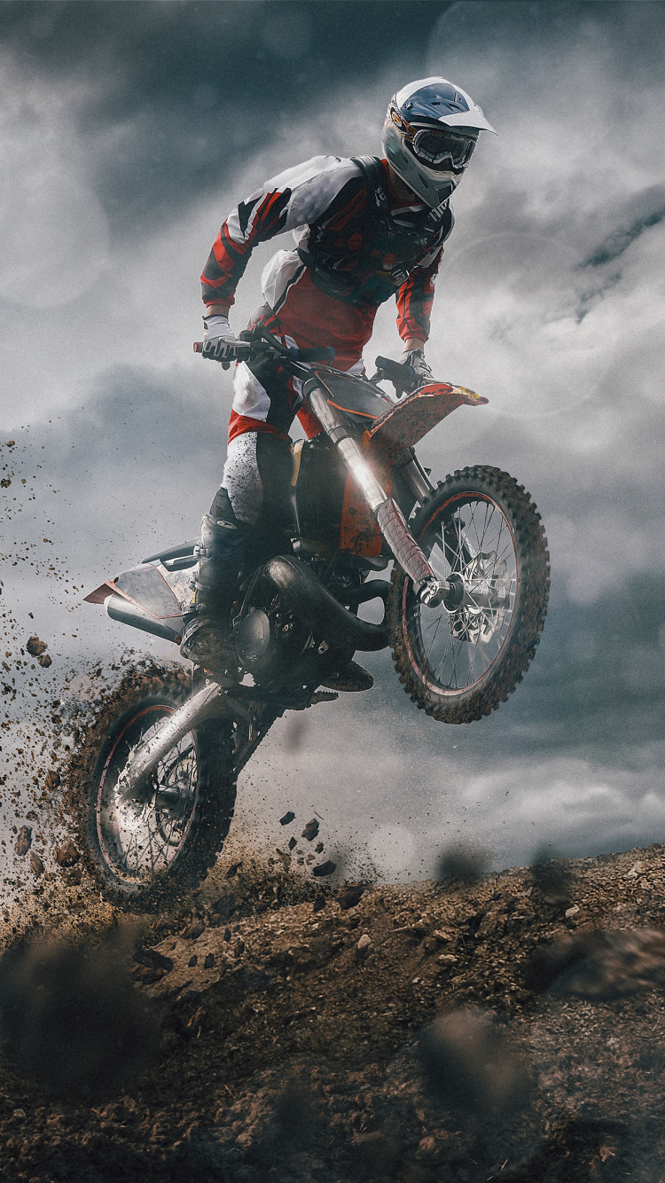 Mann, Der Motocross-Dirtbike Auf Braunem Boden Fährt. Wallpaper in 750x1334 Resolution