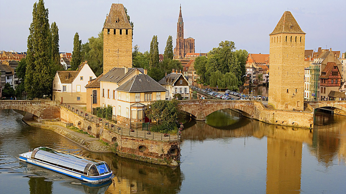 Braunes Betongebäude am Fluss Tagsüber. Wallpaper in 1366x768 Resolution