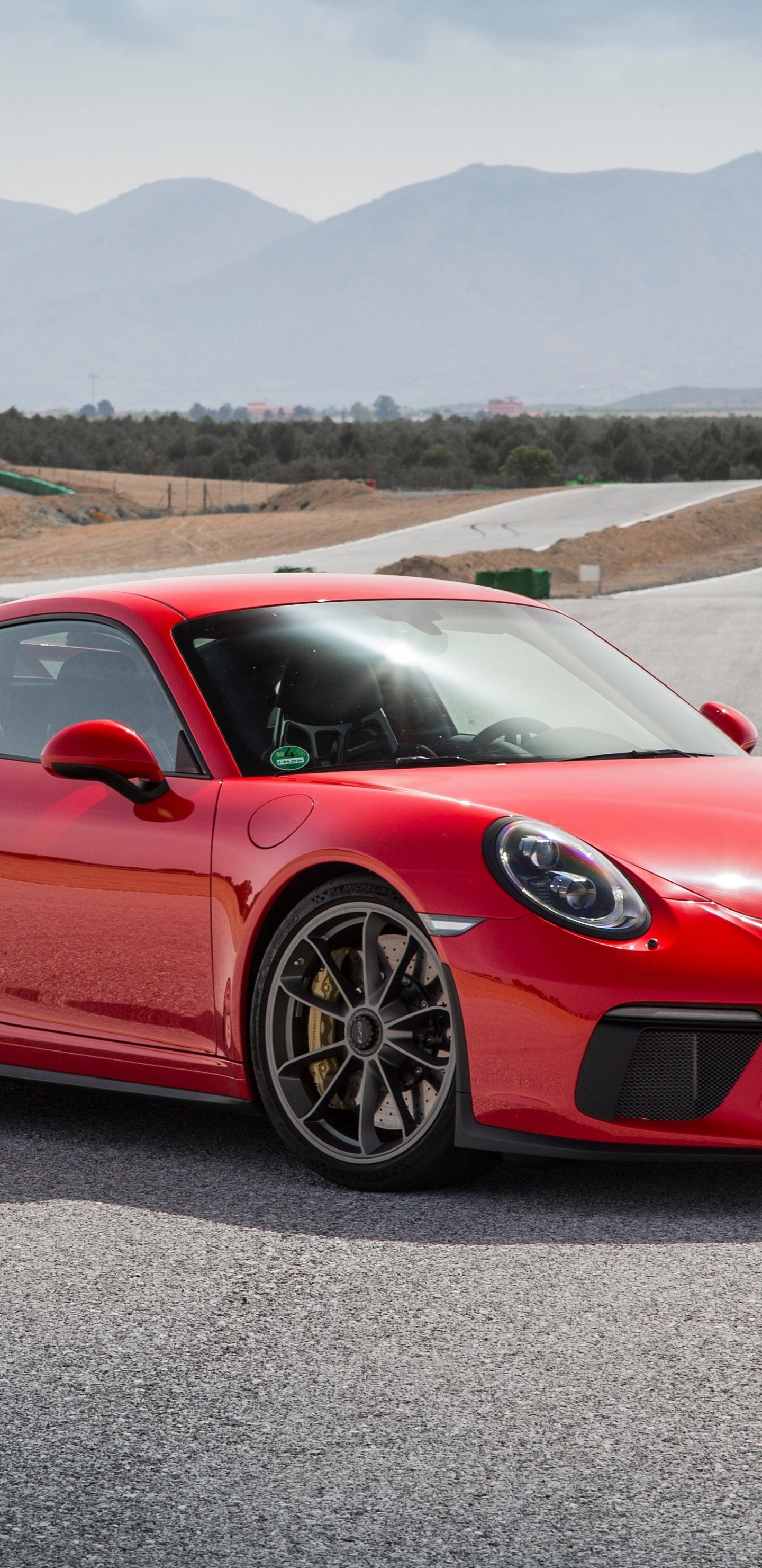 Ferrari 458 Italia Rojo en la Carretera Durante el Día. Wallpaper in 1440x2960 Resolution