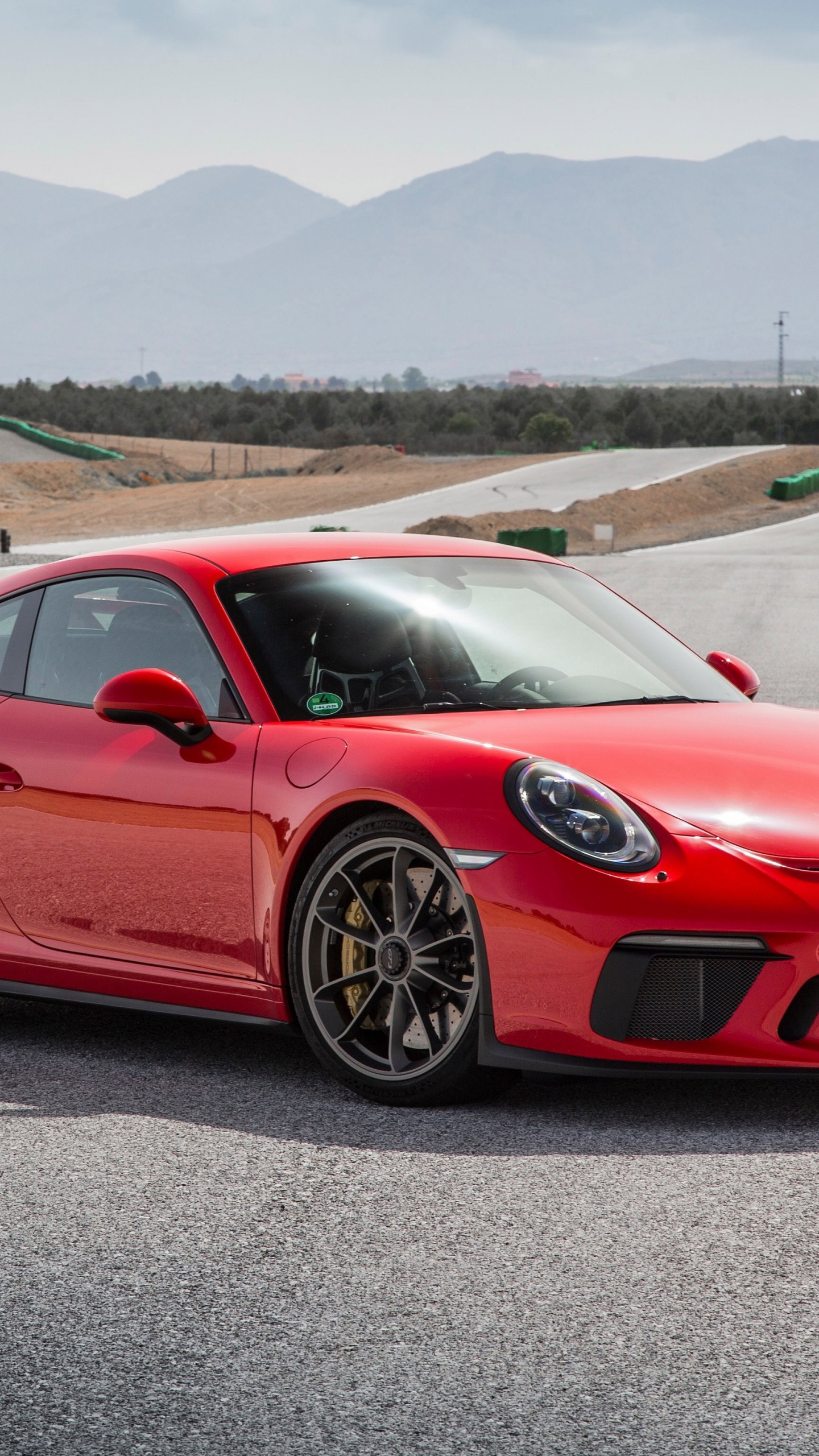 Ferrari Rouge 458 Italia Sur Route Pendant la Journée. Wallpaper in 1440x2560 Resolution