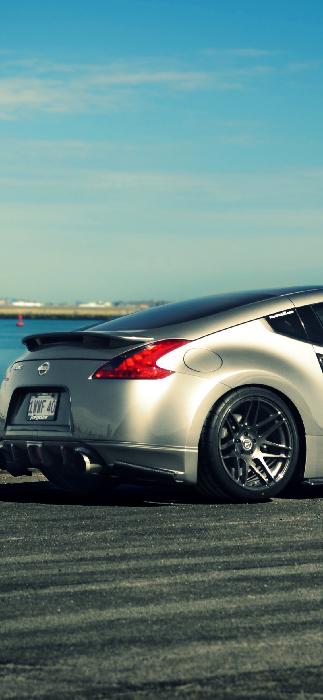 Silver Porsche 911 Estacionado en la Orilla de la Playa Durante el Día. Wallpaper in 1125x2436 Resolution