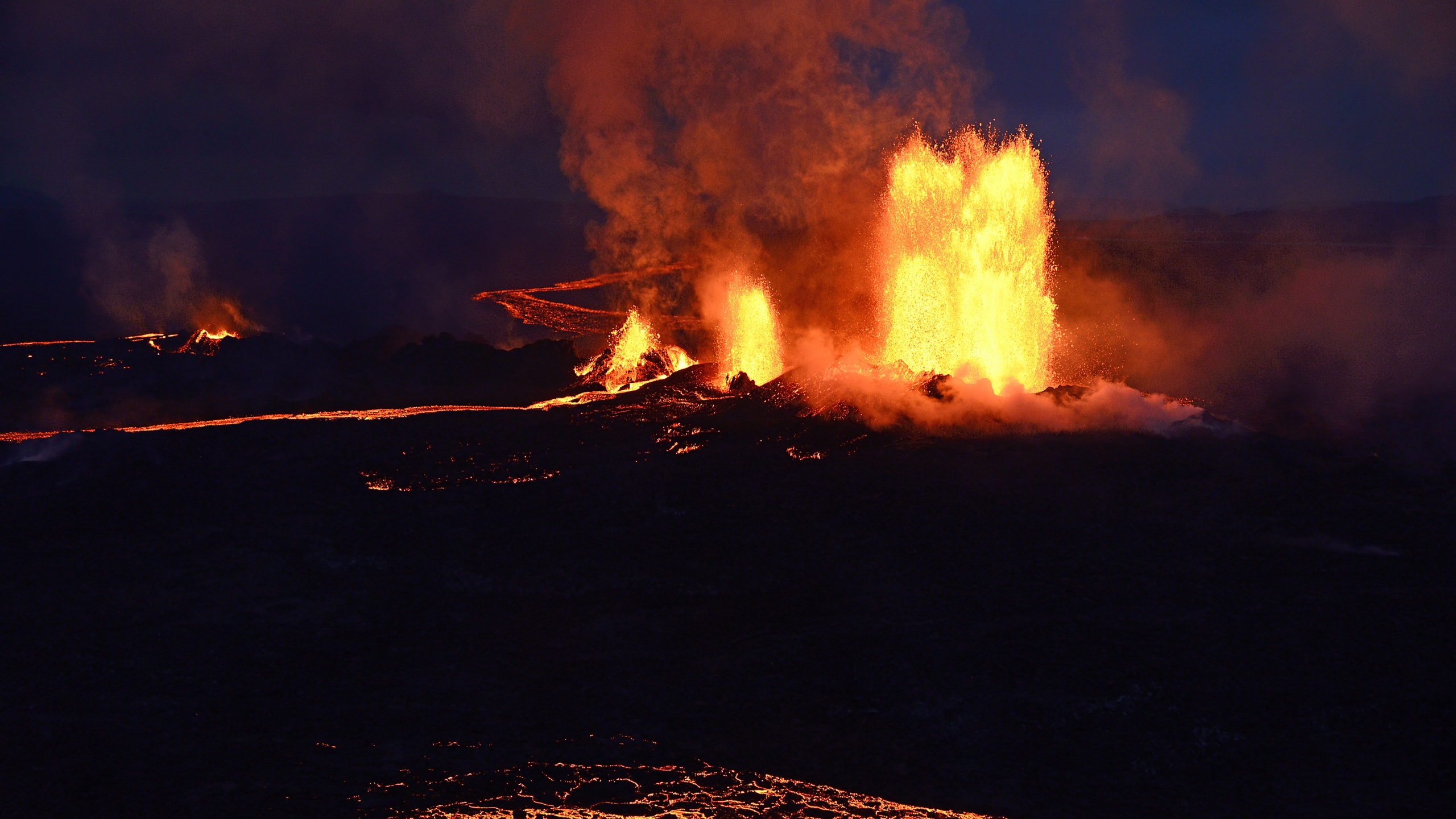 Fuego en Medio Del Campo. Wallpaper in 2560x1440 Resolution