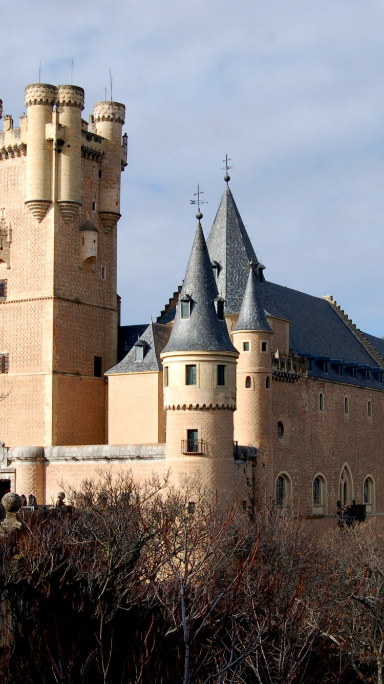 Château en Béton Brun Sous Des Nuages Blancs Pendant la Journée. Wallpaper in 750x1334 Resolution