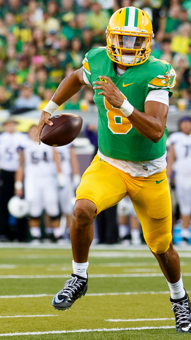 Joueur de Football en Maillot Jaune et Short Bleu S'exécutant Sur le Terrain Pendant la Journée. Wallpaper in 750x1334 Resolution