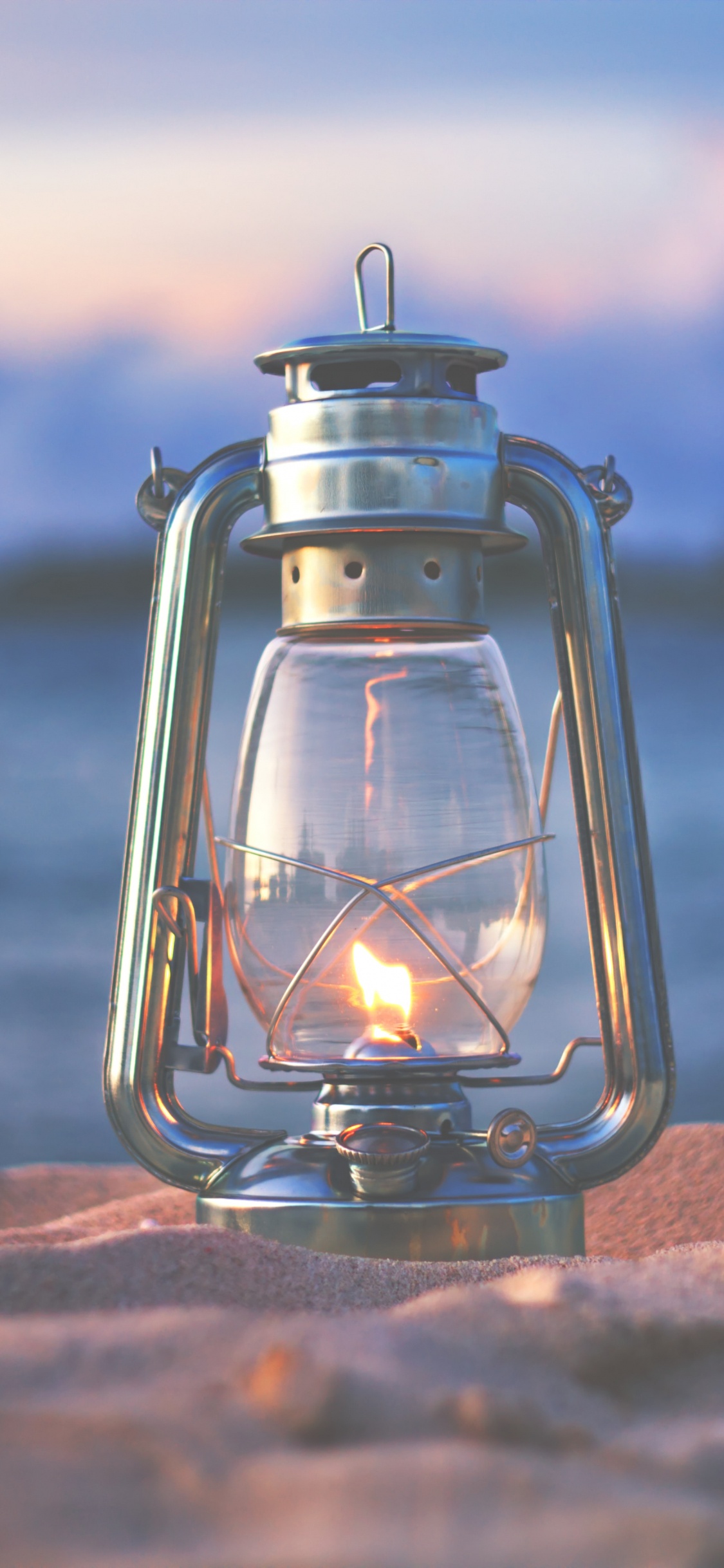 Lanterne de Bougie en Verre Clair Sur la Roche Brune. Wallpaper in 1125x2436 Resolution