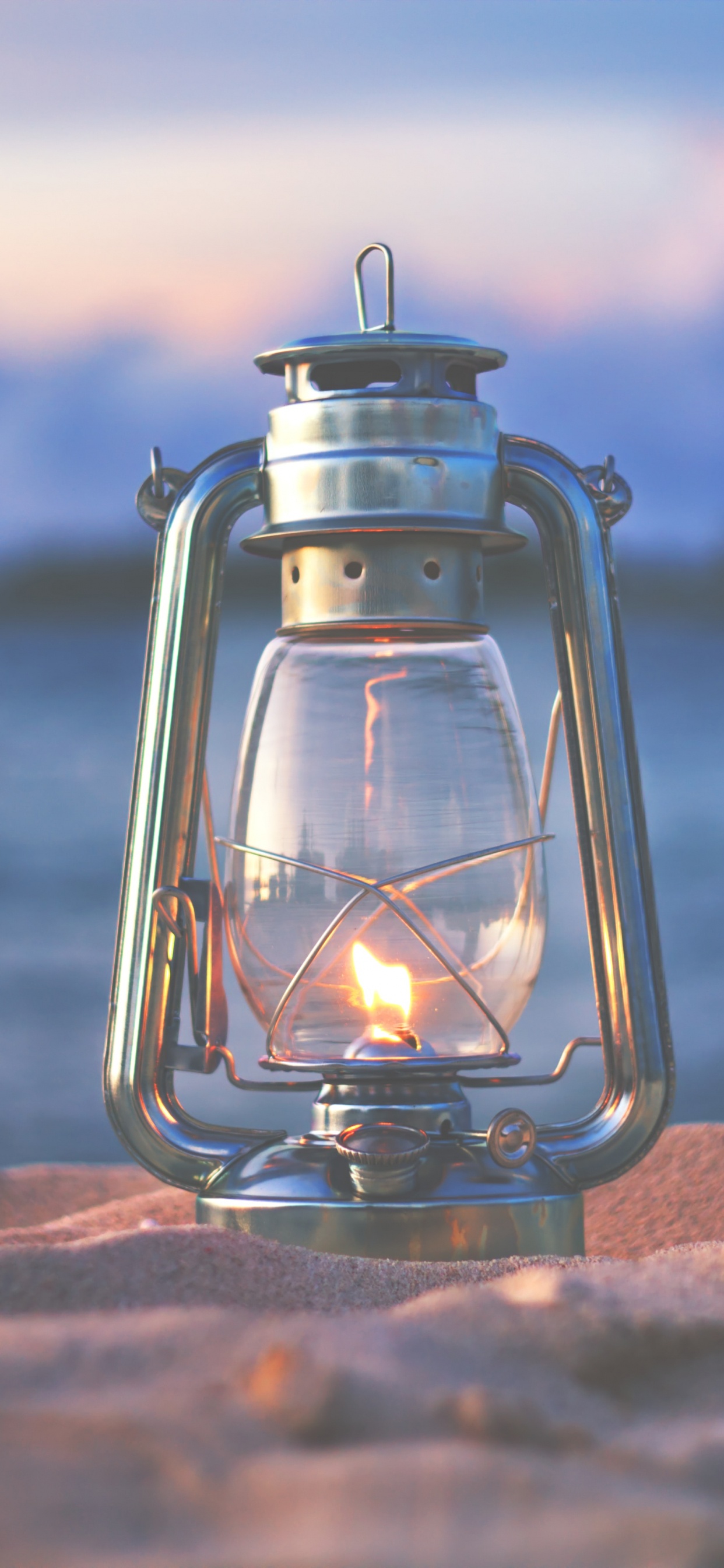 Klarglas-Kerzenlaterne Auf Braunem Felsen. Wallpaper in 1242x2688 Resolution