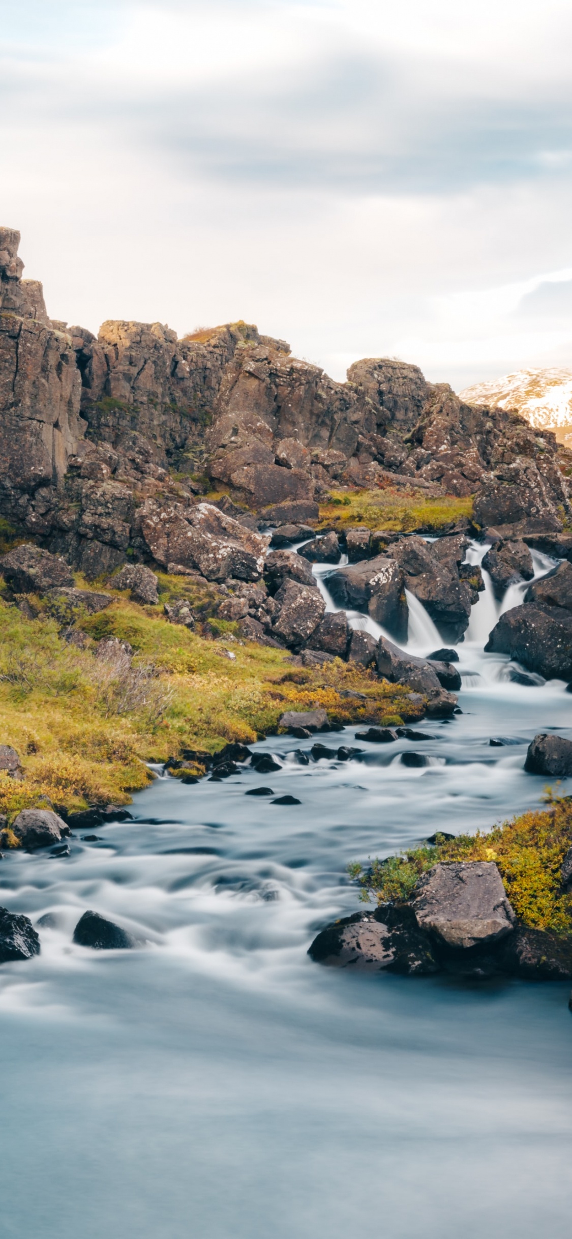 Parc National D'ingvellir, Chanson, Eau, Les Ressources en Eau, Paysage Naturel. Wallpaper in 1125x2436 Resolution