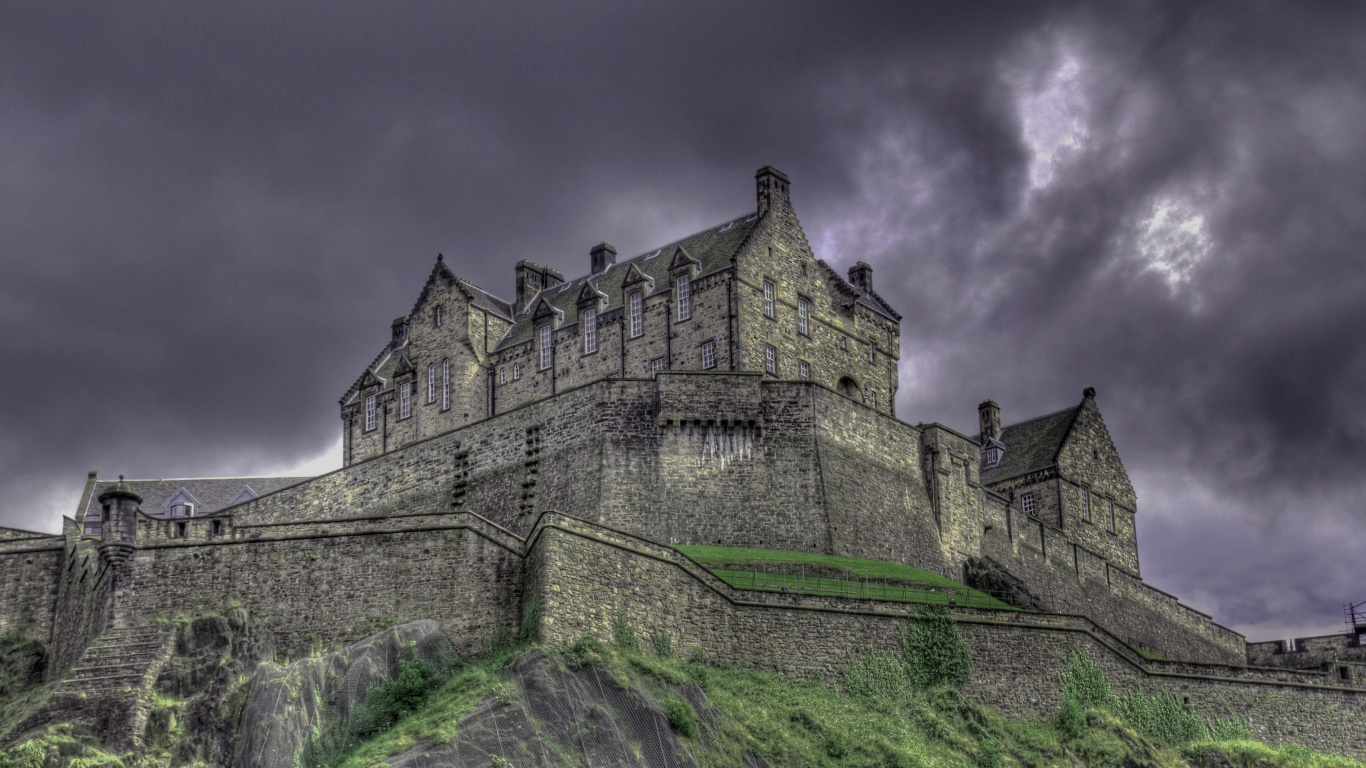 Château de Béton Gris Sous Ciel Nuageux. Wallpaper in 1366x768 Resolution
