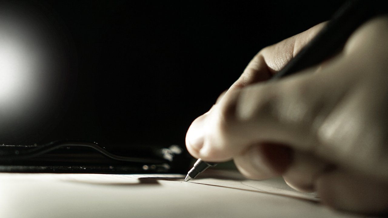 Persona Escribiendo en Papel Blanco. Wallpaper in 1280x720 Resolution