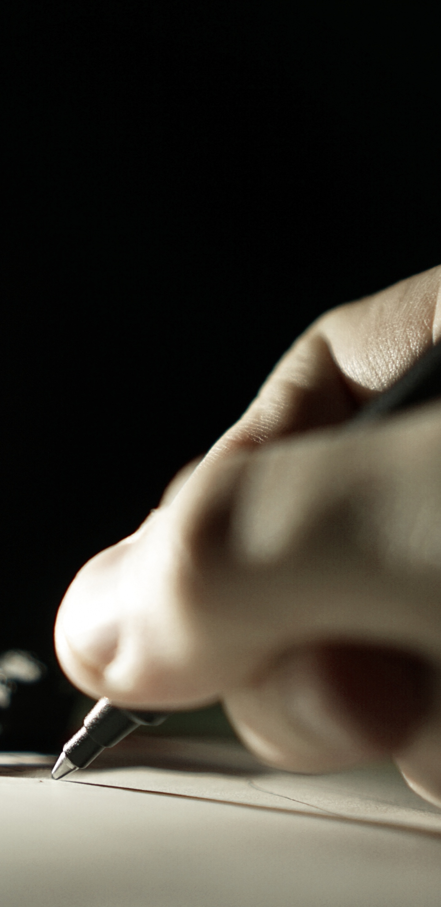 Persona Escribiendo en Papel Blanco. Wallpaper in 1440x2960 Resolution