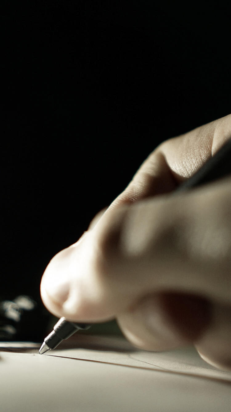 Persona Escribiendo en Papel Blanco. Wallpaper in 750x1334 Resolution
