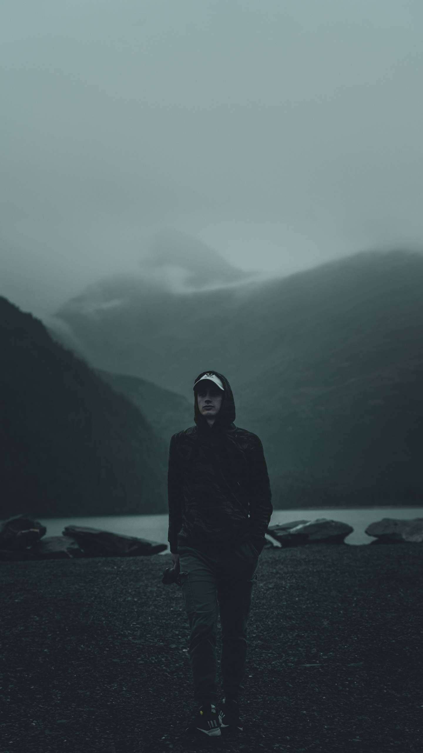 Man in Black Hoodie Debout Sur la Plage Pendant la Journée. Wallpaper in 1440x2560 Resolution