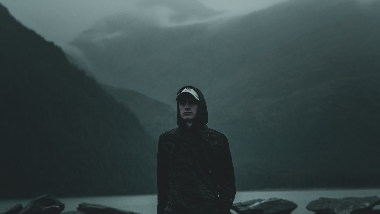 Mann im Schwarzen Hoodie, Der Tagsüber am Strand Steht. Wallpaper in 1280x720 Resolution