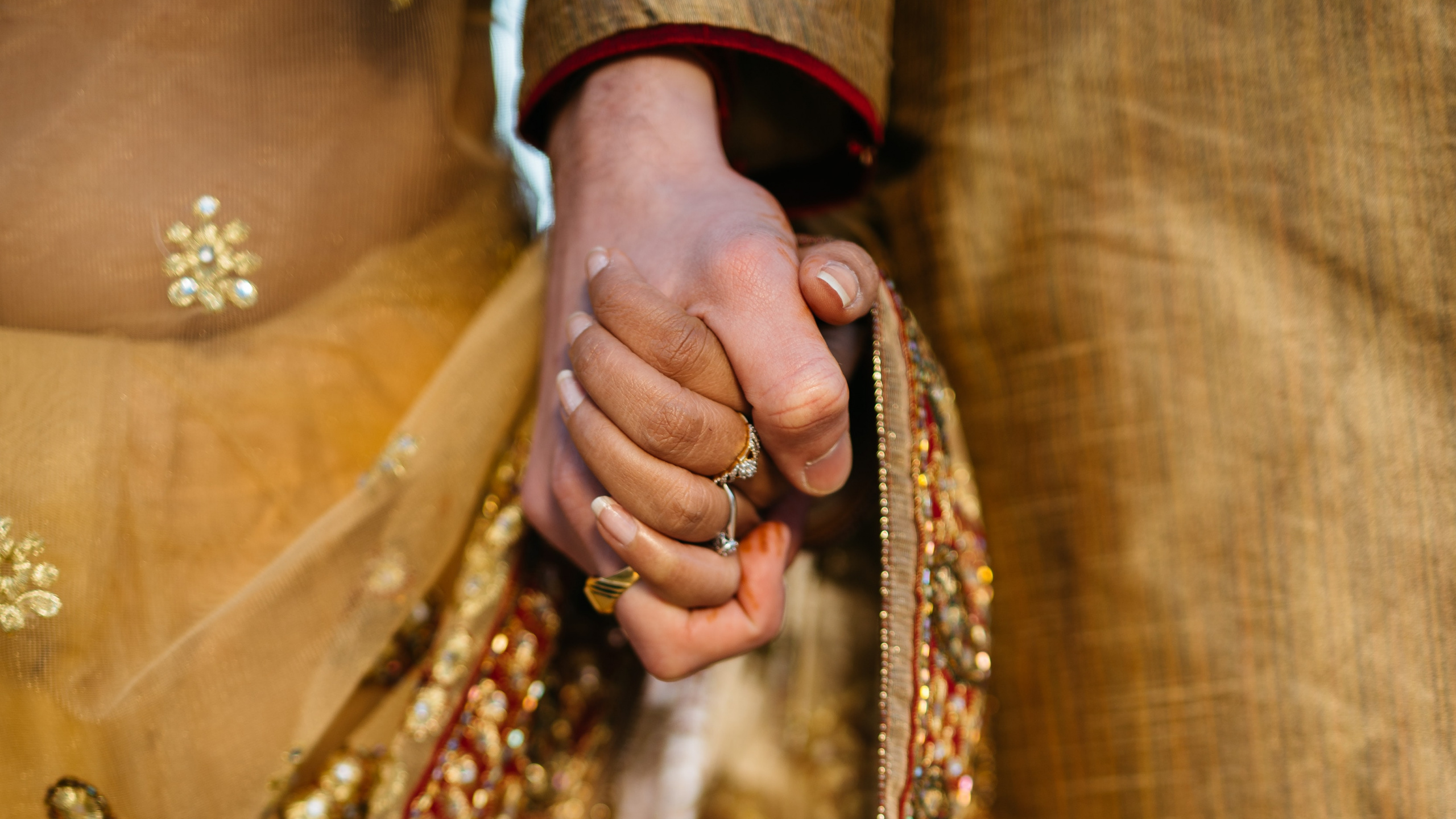 Femme en Robe Fleurie or et Blanc. Wallpaper in 2560x1440 Resolution