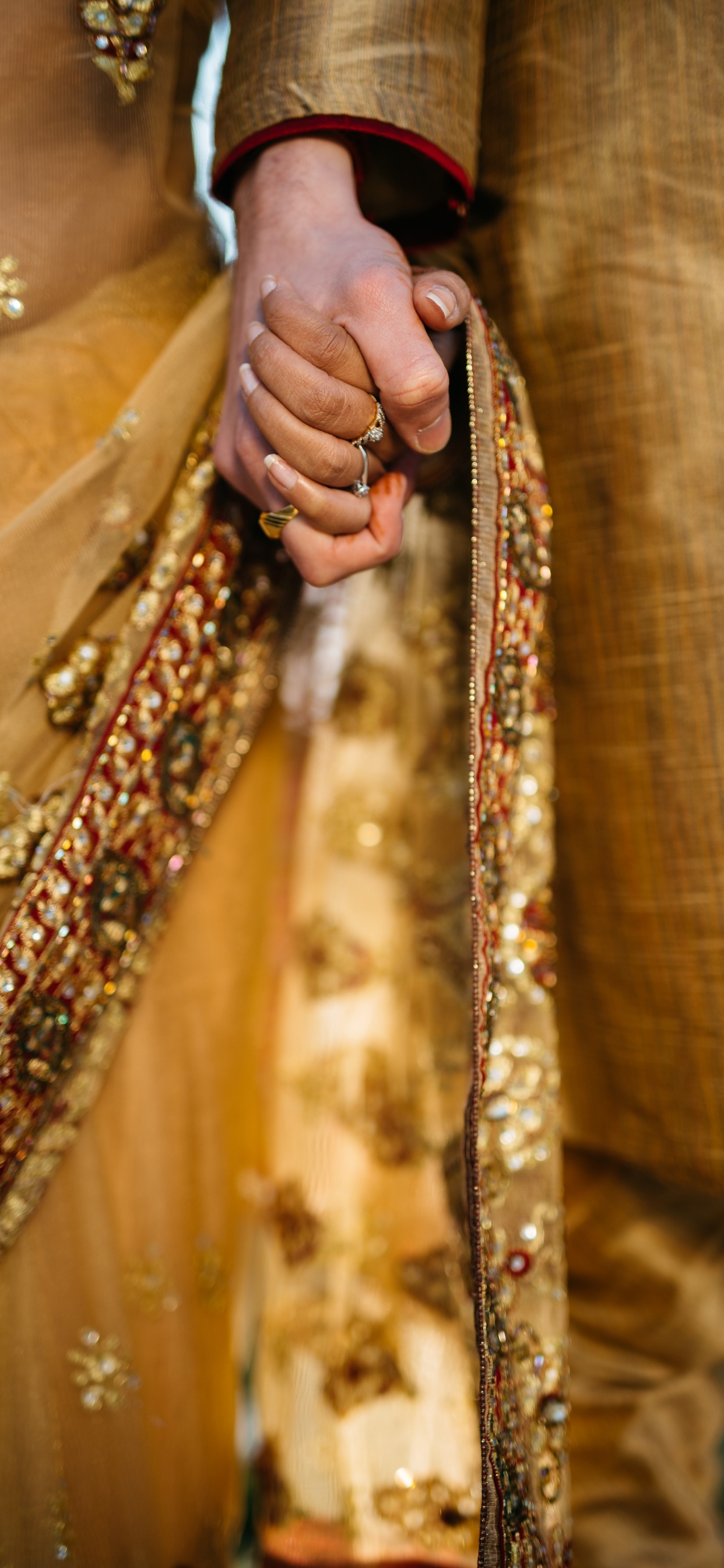 Frau im Gold-weißen Blumenkleid. Wallpaper in 1242x2688 Resolution