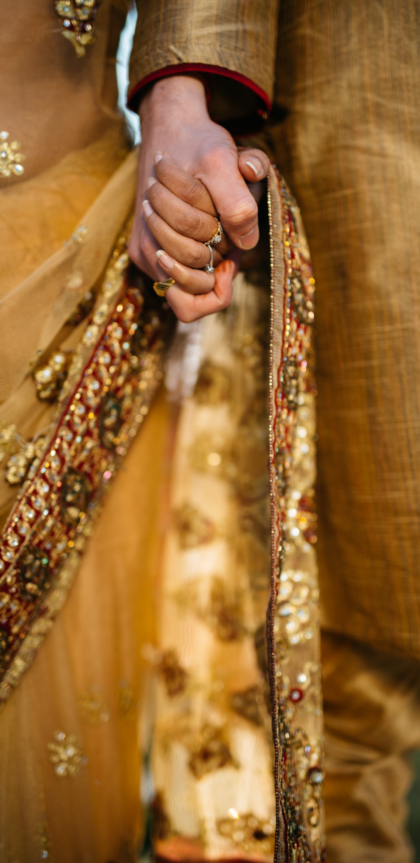 Frau im Gold-weißen Blumenkleid. Wallpaper in 1440x2960 Resolution