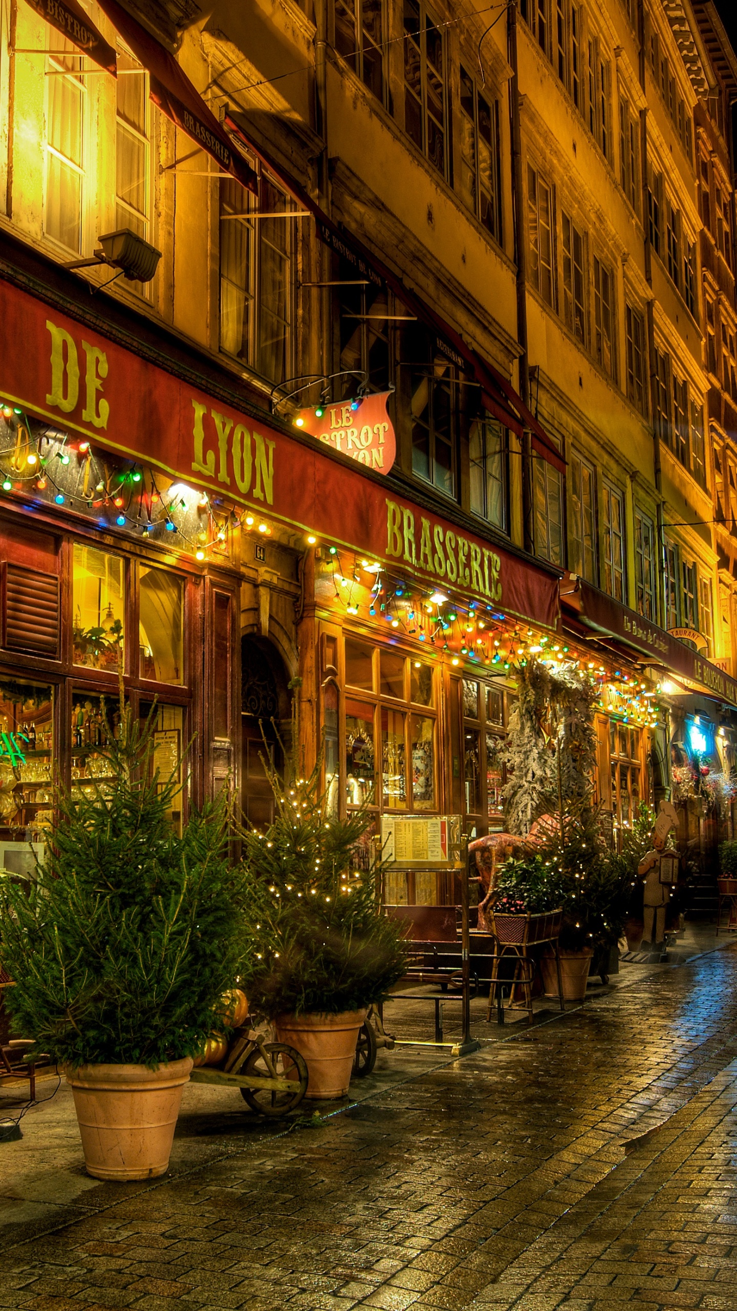 Edificio de Hormigón Marrón Con Luces Encendidas Durante la Noche. Wallpaper in 1440x2560 Resolution