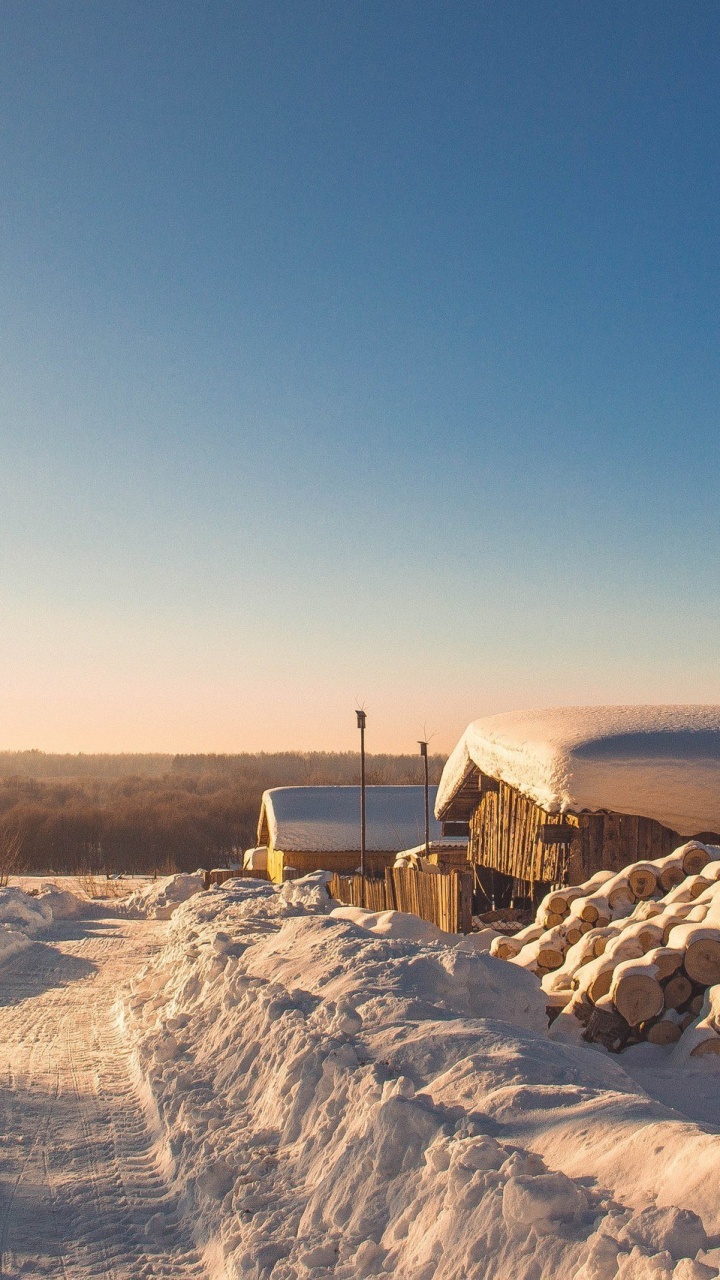 Brauner Holzzaun Auf Schneebedecktem Boden Tagsüber. Wallpaper in 720x1280 Resolution