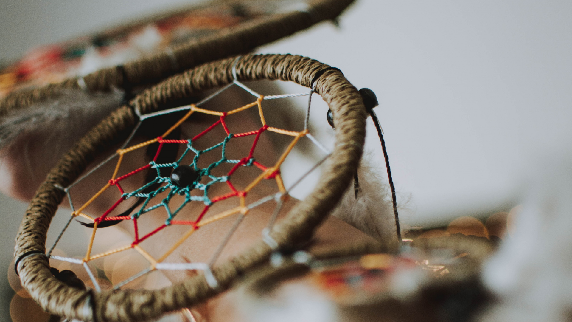 Persona Sosteniendo un Espejo Redondo Marrón y Verde. Wallpaper in 1920x1080 Resolution