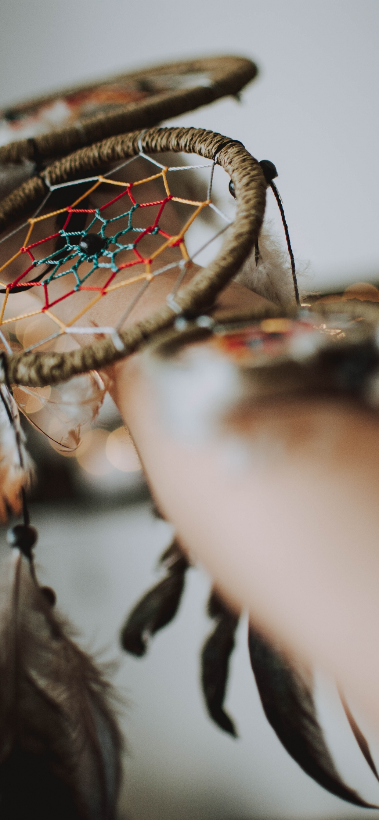 Personne Tenant un Miroir Rond Marron et Vert. Wallpaper in 1242x2688 Resolution