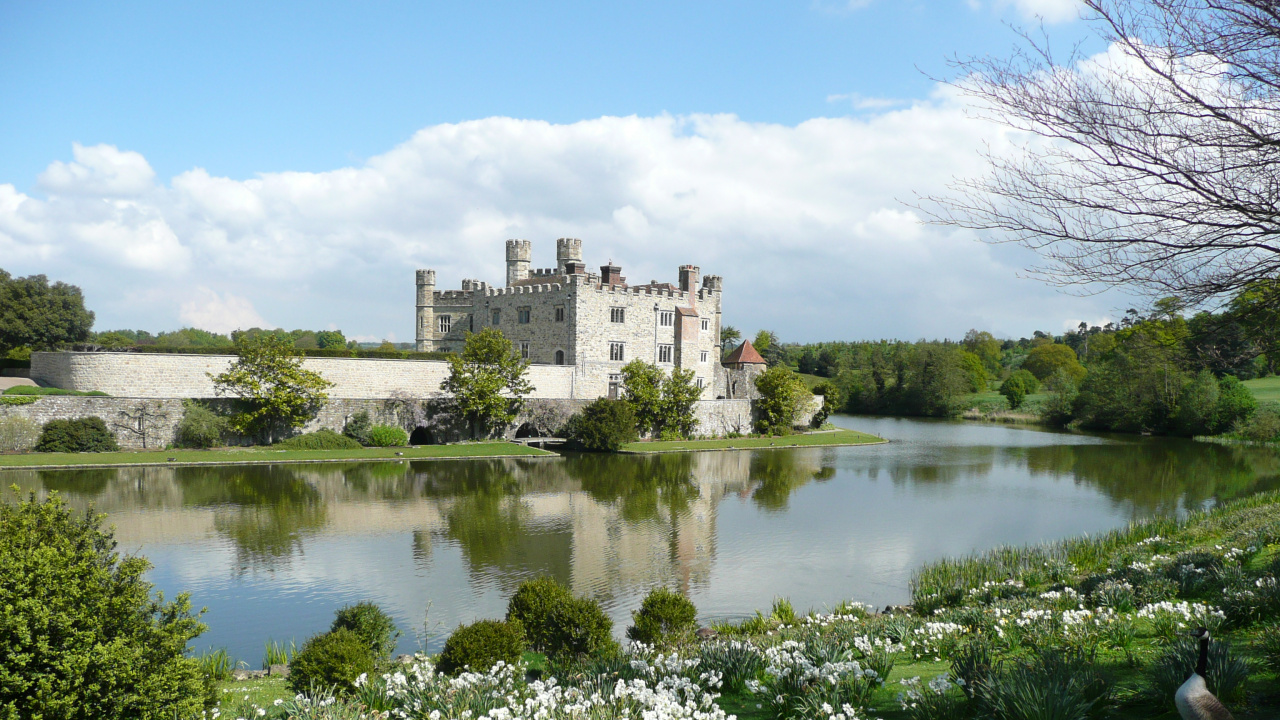 Graues Betongebäude in Der Nähe Eines Gewässers Tagsüber. Wallpaper in 1280x720 Resolution