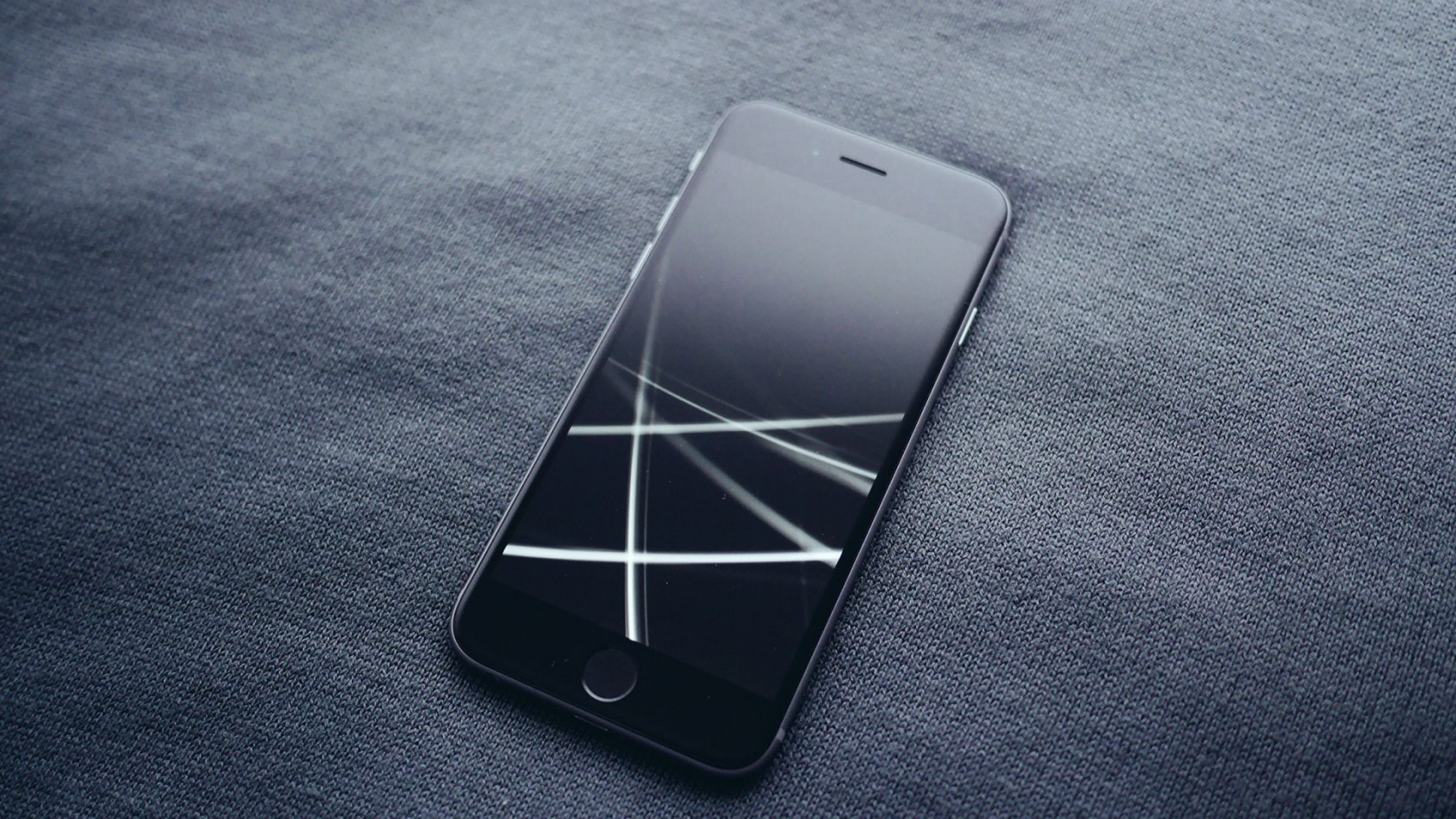 Iphone 5c Blanc Sur Textile Noir. Wallpaper in 3840x2160 Resolution