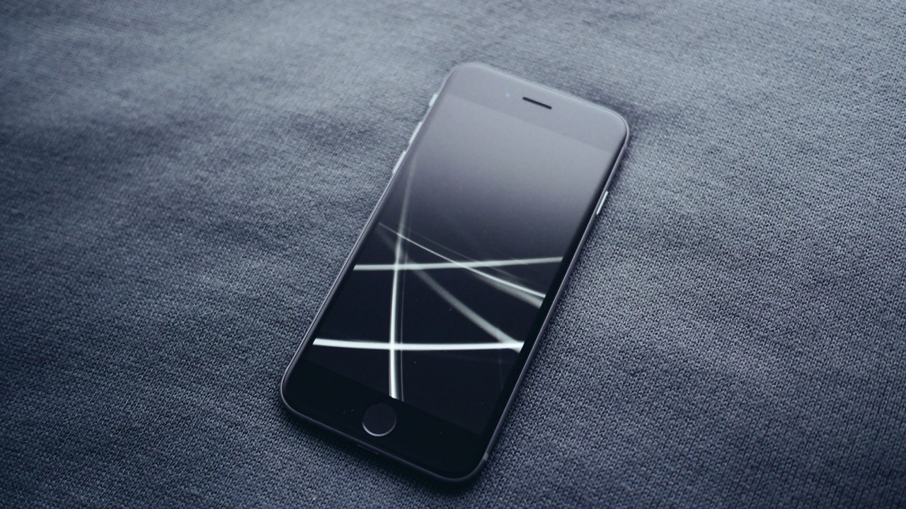 Iphone 5 c Blanco Sobre Textil Negro. Wallpaper in 1280x720 Resolution