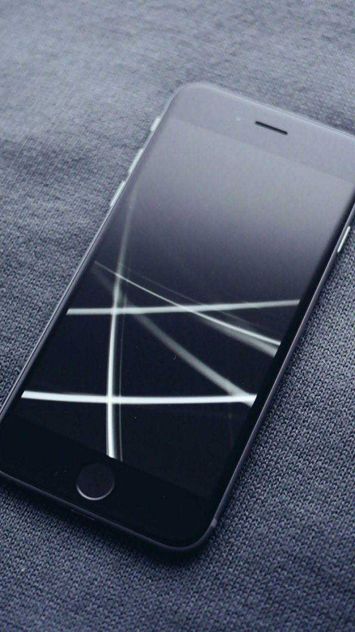 Iphone 5 c Blanco Sobre Textil Negro. Wallpaper in 720x1280 Resolution