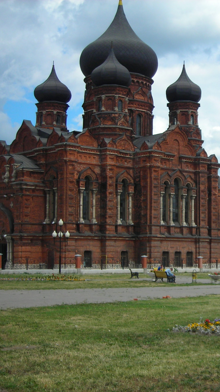 Bâtiment en Béton Brun Près du Champ D'herbe Verte Sous Des Nuages Blancs Pendant la Journée. Wallpaper in 750x1334 Resolution