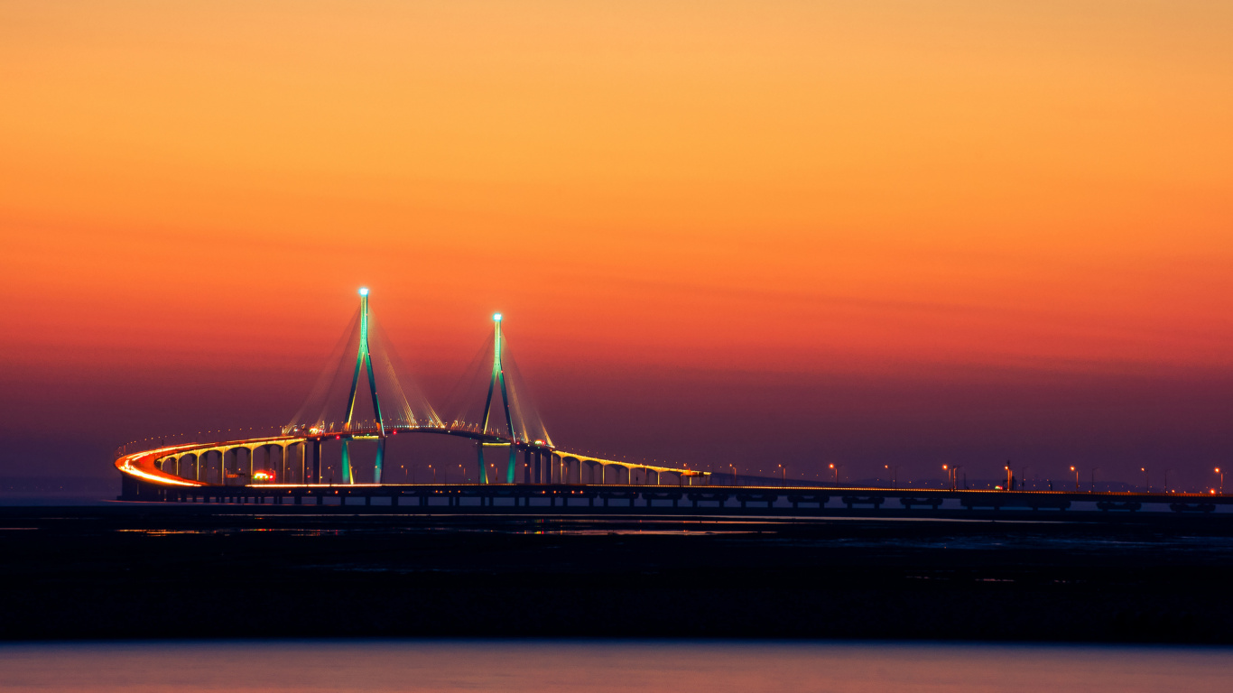 Puente Sobre el Cuerpo de Agua Durante la Puesta de Sol. Wallpaper in 1366x768 Resolution