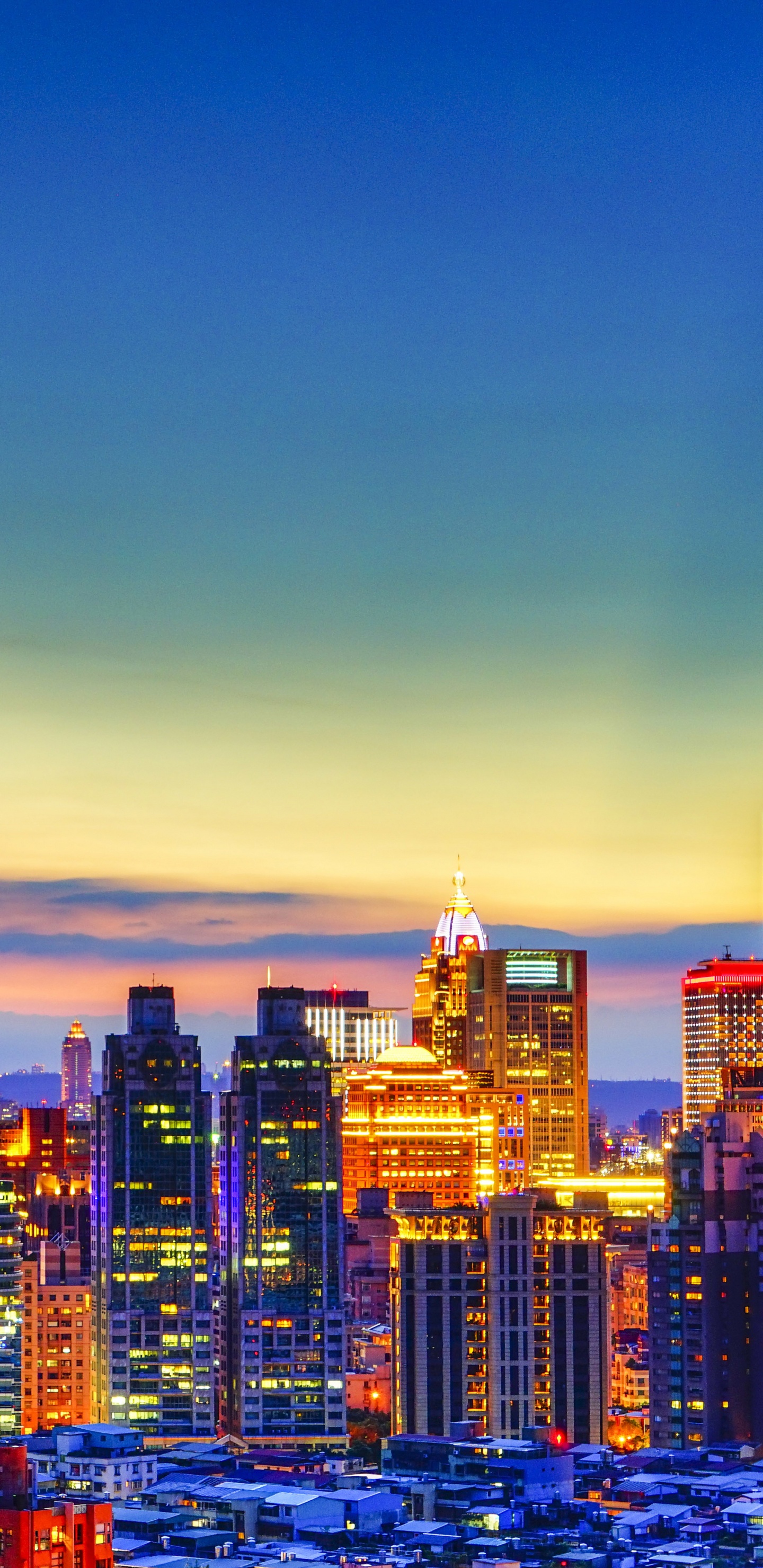 Skyline Der Stadt Bei Nacht Night. Wallpaper in 1440x2960 Resolution